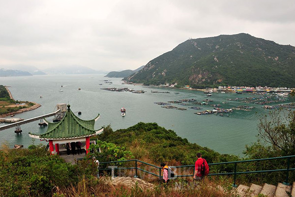 용수완에서 소쿠완 항구까지 이르는 5km의 산책로인 라마 섬 패밀리 트레일은 2시간 동안 오래된 마을과 고요한 해안과 함께한다. 사진/ 홍콩관광청