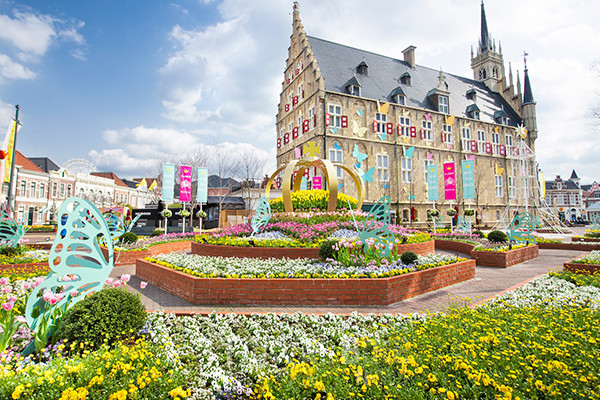 계절별 꽃과 쇼가 어우러진 파크 중심에 있는 꽃의 광장 “암스테르담 광장”에서는 왕관과 나비 조형물이 인기 있는 포토 스폿이다. 사진/ 나가사키현