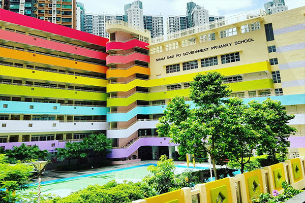 삼수이포 근처 청샤완에 위치한 이 초등학교는 인스타그래머블한 장소로서 단연 홍콩에서 가장 유명한 학교. 각 층의 외벽들이 다른 색으로 칠해져, 동심으로 돌아간 듯 무지개를 연출해낸다. 사진/ 홍콩관광청