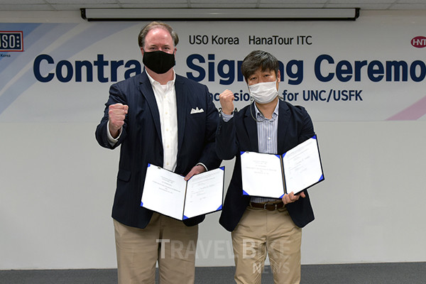 하나투어는 USO Korea와 주한미군 대상 JSA 투어 사업권 획득에 관한 계약을 체결했다. 사진은 하나투어 ITC 이제우 대표이사(사진 오른쪽)와 USO Korea 더글러스 볼탁(사진 왼쪽) 지사장이 계약 서명을 마치고 기념촬영에 임하고 있다. 사진/ 하나투어