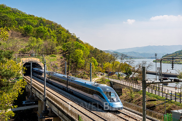 코로나19의 장기화로 개별‧소규모 자유여행으로 변화한 국내여행 트렌드에 맞춰 KTX-이음을 연계한 기차여행이 인기를 얻고 있다. 사진/ 한국철도