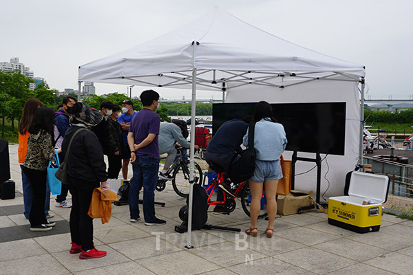 야외행사로 VR 자전거 여행 체험과 타이완의 유명 미식을 소개하는 이벤트를 진행, 로드쇼 참가자에게 ‘타이완’ 여행을 직접 체험할 수 있도록 했다. 사진/ 김지수 기자