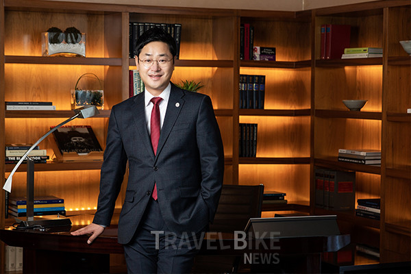 쉐라톤 그랜드 인천 호텔의 윤덕식 총지배인이 메리어트 인터내셔널에서 주최한 2020년도 ‘제너럴 매니저어워드’에서 한국인 최초로 ‘올해의 총지배인’으로 선정됐다. 사진/ 쉐라톤 그랜드 인천 호텔