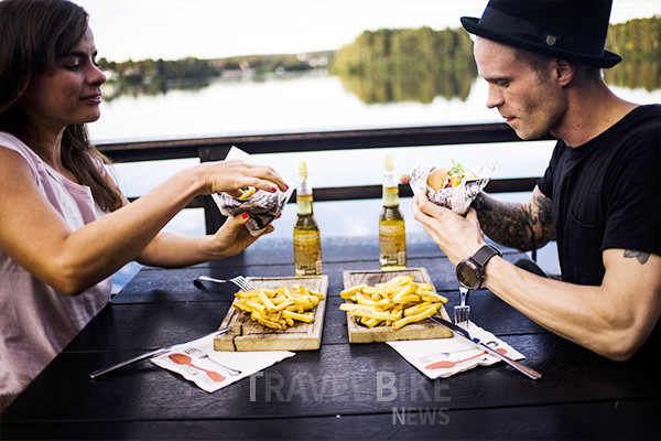 ‘레스토랑 케사라플라 사우나’는 로바니에미의 여름 레스토랑으로 인기가 있다. 숯불구이로 만든 맛있는 핀란드 전통음식과 청량한 음료 외에도 전통적인 핀란드식 사우나에서 목욕하고 강물에 몸을 담그며 더위를 식힐 수 있다. 사진/ 로바니에미 관광청