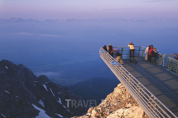 오버외스터라이히 주 해발 고도 2,700m에 자리한 다흐슈타인 스카이 워크는 아름다운 풍경을 360도로 감상할 수 있다. 사진/ 오스트리아관광청