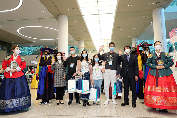 한국과 싱가포르간 체결된 여행안전권역 협정(트래블 버블)에 따라 15일 오전, 코로나19 이후 첫 외국인관광객이 오늘 인천국제공항을 통해 한국을 찾았다. 사진/ 한국관광공사