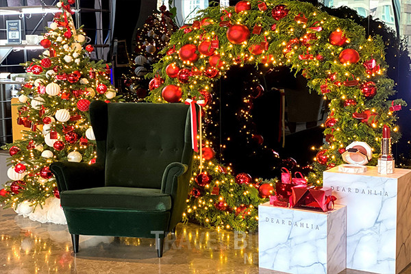 글래드 호텔은 크리스마스 시즌을 맞이하여 미국과 유럽의 주요 도시를 여행하는 컨셉으로 꾸민 크리스마스 장식과 포토존을 선보인다. 사진은 오스트리아 디어달리아를 연출한 글래드 마포. 사진/ 글래드 호텔