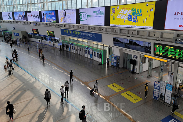 한국철도는 2022년 설 열차 승차권을 오늘 11일부터 13일까지 사흘간 온라인과 전화 등 비대면 방식으로 사전 판매한다. 사진/ 한국철도