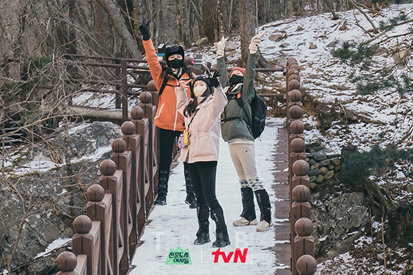 여기어때는 tvN 예능 프로그램 ‘산꾼도시여자들’ 제작 지원을 기념해 앱 이용자에게 프로그램 출연자들처럼 제주도로 떠나는 우정 여행을 선물하는 앱 내 이벤트를 연다. 사진/ tvN
