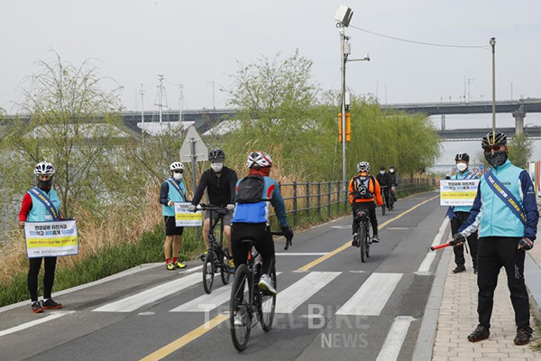 ‘한강 자전거패트롤’은 자전거도로 사고를 예방하고 자전거 안전 문화를 알리고자 구성된 시민순찰대로 한강공원 전역을 자전거를 타고 달리며 안전 문화 캠페인을 벌이고, 자전거도로 노면·안내판 등 시설의 파손 여부 등을 모니터링한다. 사진/ 서울시