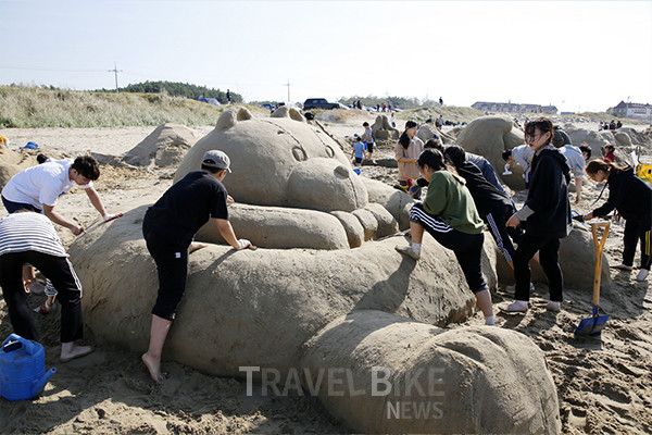 둘째 날 펼쳐지는 아마추어 모래조각 경연대회의 경우 40개 팀 약 300명이 경연에 참여해 열띤 경쟁을 펼칠 예정이다. 사진/ 태안군
