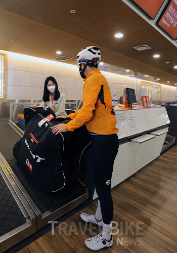 자전거 캐링백 서비스는 자신의 자전거를 가지고 여행을 떠나고 싶어하는 승객들에게 항공운송용 자전거 캐링백을 제공해 목적지까지 자전거를 안전하게 운송해 주는 상품이다. 사진/ 제주항공