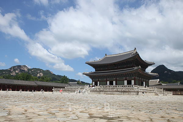 궁은 서울로 수학여행에 나선 학생들의 단골 방문지였다. 박석을 깐 경복궁의 근정전 마당에 서면 인왕산과 백악산이 한눈에 담긴다. 사진/ 한국관광공사