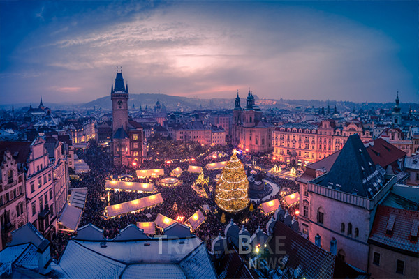 프라하에서 가장 크고 유명한 크리스마스 마켓은 구시가지 광장에서 열린다. 구시가지 광장에 약 22m 높이의 거대한 크리스마스트리가 우뚝 서고 주변을 둘러싼 크리스마스 마켓에서는 뮬드 와인 스바르작의 계피와 정향 향이 코를 찌르는 가운데 크리스마스 분위기에 한껏 젖어 들 수 있다. 사진/Prague City Tourism