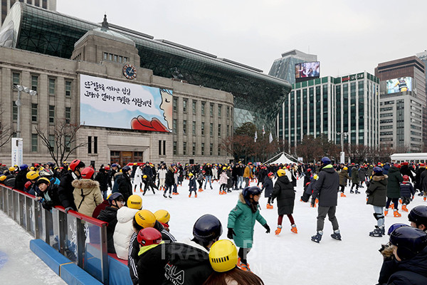 서울광장 스케이트장이 코로나19로 3년만인 오는 12월 21일부터 내년 2월 12일까지 54일간 개장한다. 사진/ 서울시