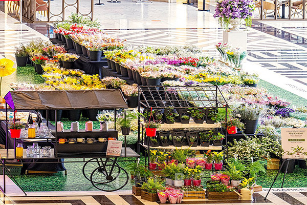 스타필드 안성의 ‘파머스 마켓'에서는 꽃 정기구독 브랜드 ‘꾸까’와 함께 유러피안 감성의 재래식 꽃 시장을 마련했다. 사진/스타필