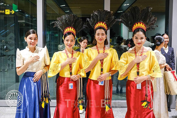 대한항공 전세기 KE9615편을 통해 세부 공항에 도착한 한국 여행객들은 시눌룩 댄서 등 필리핀 전통의상을 입은 환영단의 환영을 받았다. 사진/필리핀 관광부