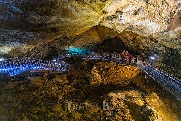 몽토랑산양목장에서 자동차로 약 7분 거리에 태백 용연굴이 있다. 우리나라에서 가장 높은 곳(해발 920m)에 있는 동굴이다. 사진/한국관광공사