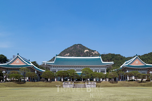 한국관광공사는 청와대 개방 1주년을 맞아 ‘청와대 권역 관광코스 10선’을 개발하였다. 사진/한국관광공사