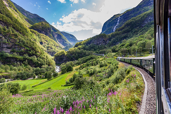 노르웨이에서 가장 인기 있는 열차 노선인 ‘플롬 레일웨이’. 노르웨이의 5대 피오르 중 하나인 송네 피오르 여행의 거점인 플롬과 해발 868m 산악 지역에 지어진 미르달 역을 잇는 약 20㎞ 길이의 철도이다. 사진/유레일