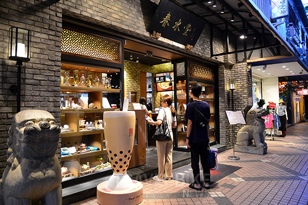 우리나라에서는 버블티로 알려져 있는 타이완의 국민 음료 원조집 춘수이탕(春水堂, 춘수당) 본점이 타이중에 있다.