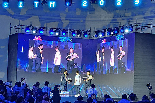 환영의 밤에서 오세훈 시장은 자랑스러운 서울관광인 상을 수여했다. 수상자는 외국인 관광객의 지갑과 가방을 찾아준 공항버스 기사 장권순 씨와 시민 김복현 씨. 사진/김효설 기자