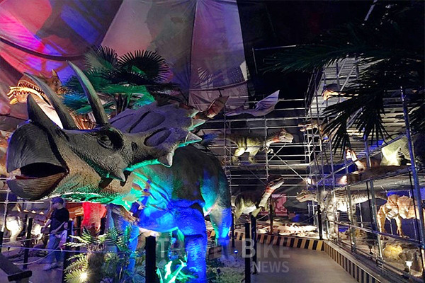서울랜드에는 마치 살아있는 듯한 공룡들을 직접 만나볼 수 있는 국내 최대 규모의 실내 공룡전시장인 ‘쥬라기랜드’가 마련되어 있다. 사진/서울랜드
