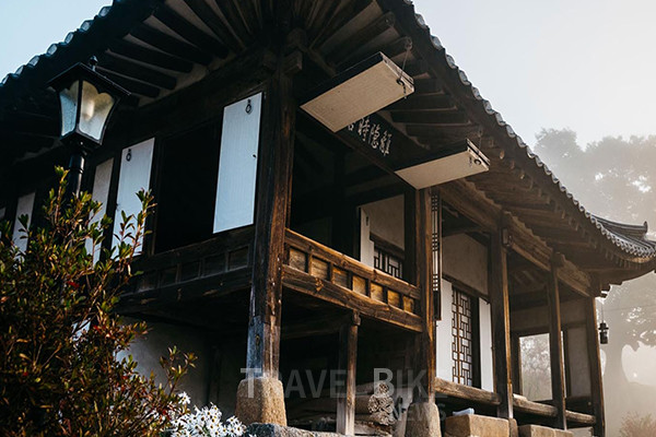 논산 명재고택은 조선 대학자 명재 윤증의 집이다. 고택은 안채와 광채(곳간채), 사랑채, 사당으로 구성된다. 조선 양반 주택의 가치에 실용성과 과학적 원리가 돋보이는 한옥으로 꼽힌다. 사진/한국관광공사