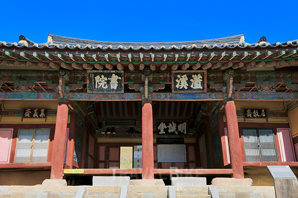 함양 남계서원의 문루 형태로 지은 풍영루를 지나면 강의하던 명성당이 정면에 나타난다. 사진/한국관광공사