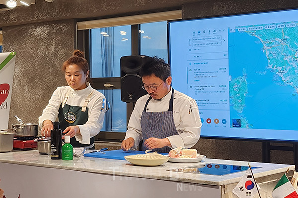 이날 세미나에서 트로피에 알 페스토를 시연하고 있는 이봉식 교수. 파스타로 손으로 직접 밀어 돌돌 말려 소스가 골고루 배어들어 풍미가 더해진 트로피에와 페스토는 바질과 마늘, 잣, 파르미지아노 치즈 그리고 다량의 올리브 오일을 넣어 만들었다. 사진/김효설 기자