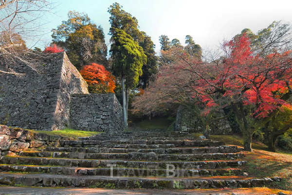 히토요시 성터는 구마가와 강이 성의 해자 역할을 맡아 성과 그 주변을 더욱 그림 같은 풍경으로 연출하여 일본의 100대 성 중 한 곳으로 꼽히기도 했다. 사진/일본정부관광국