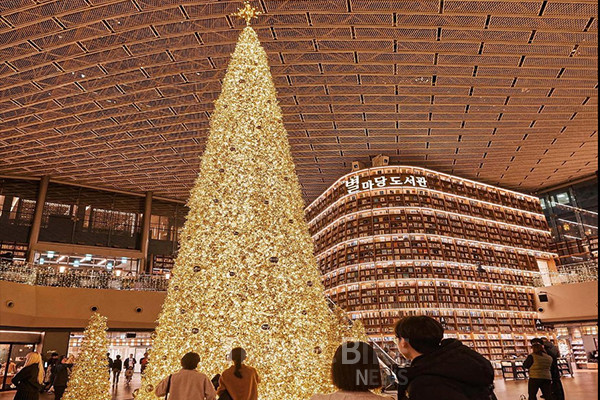 스타필드 코엑스몰 별마당 도서관이 2023년 연말을 따뜻하게 채워 줄 ‘감성 충전소’로 변신한다. 사진/스타필드 코엑스몰
