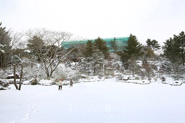 ‘위(WE)호텔제주’는 안전하고 편안한 산행을 위한 왕복 셔틀버스 운행과 스파로 피로 해소까지 즐길 수 있는 ‘산행 & 스파’ 패키지를 12월 31일까지 선보인다. 사진/위호텔제주