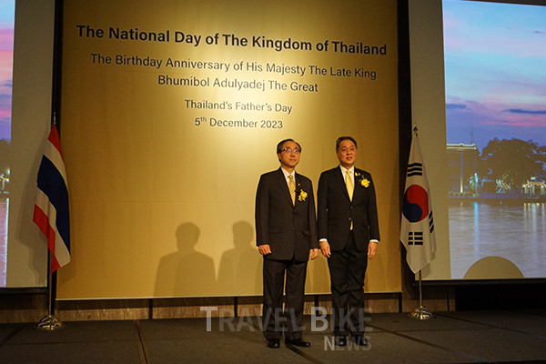 ‘The National Day of Thailand 2023’ 행사에서 기념 촬영을하는 윗추 웨차치와 주한 태국대사(오른쪽), 문승현 통일부 차관(왼쪽). 사진/김효설 기자