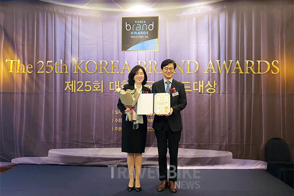 13일 노보텔 앰배서더 강남에서 진행한 제25회 대한민국브랜드대상 수상식에서 최우수상인 국무총리상을 받은 양성회 하나투어 고객경험본부장(왼쪽)이 이재석 산업통상자원부 엔지니어링디자인과장(오른쪽)과 기념 촬영을 하고 있다. 사진/하나투어