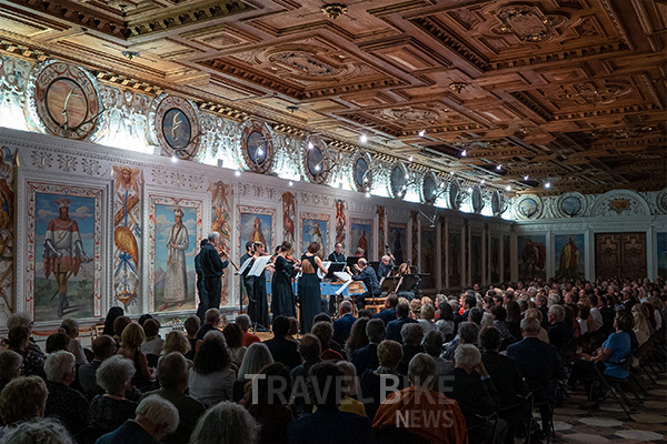 오스트리아 서부 알프스 산속에 위치하는 도시 인스브루크에서는 바로크 시대 오페라와 콘서트를 즐길 수 있는 ‘인스브루크 초기 음악 페스티벌(Innsbruck Festival of Early Music)’이 오는 7월 21일부터 8월 30일까지 열린다. 사진은 암브라스 성 공연장. (c)Michael Venier