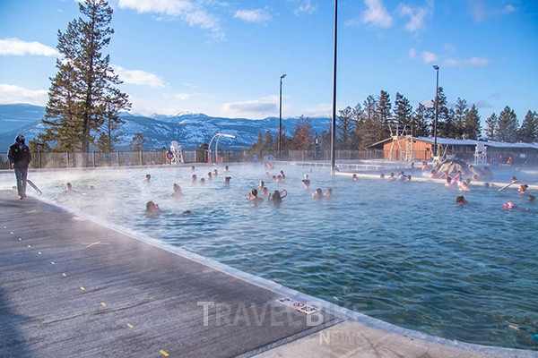 캐나다 최대의 천연 미네랄 온천을 자랑하는 ‘페어몬트 핫 스프링스’는 대형 야외 수영장을 자랑한다. 사진/ⓒ Faimront