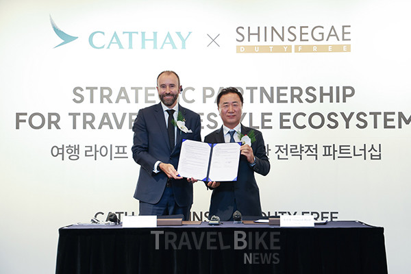 캐세이퍼시픽항공을 운항하는 캐세이(Cathay)는 외국계 항공사 최초로 신세계면세점과 업무협약을 맺었다. 사진/캐세이퍼시픽항공