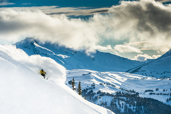 북미에서 가장 큰 스키 리조트인 ‘휘슬러 블랙콤’은 초보자부터 최상급 스키어까지 모두 아우르는 다채로운 코스와 200개 이상의 슬로프, 16개의 알파인 볼이 마련된 세계적인 수준의 리조트다. ⓒ Destination British Columbia