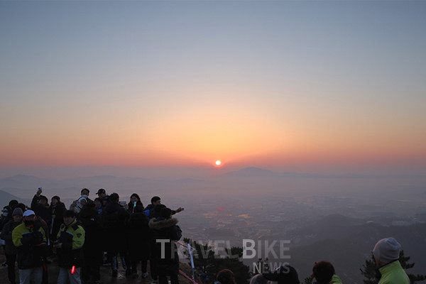 백화산은 높이는 284m로 작고 아담한 산이지만, 서해를 끼고 있어 풍경이 아름답다. 사진/태안군