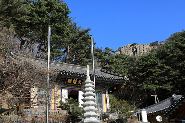 산 모양이 거침없이 나아가는 용과 상서로운 봉황의 머리를 닮아 이름 붙은 용봉산 기슭에 용봉사가 자리한다. 사진/한국관광공사