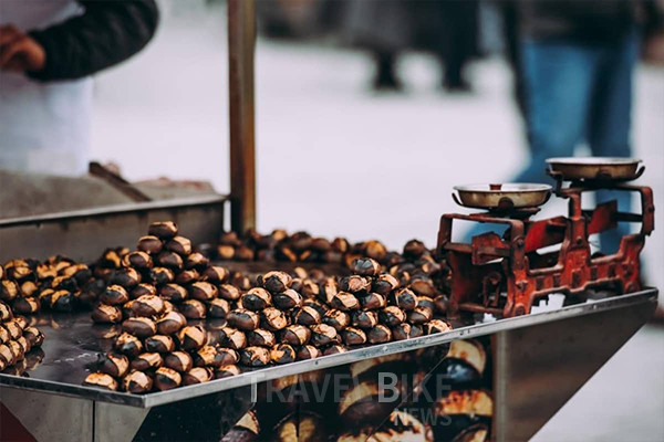 튀르키예 이스탄불의 대표적인 겨울 간식으로 구운 밤이 꼽힌다. 날씨가 쌀쌀해지면 구운 밤을 파는 이동식 카트가 도시 곳곳에 나타나기 시작한다. 사진/튀르키예 문화관광부