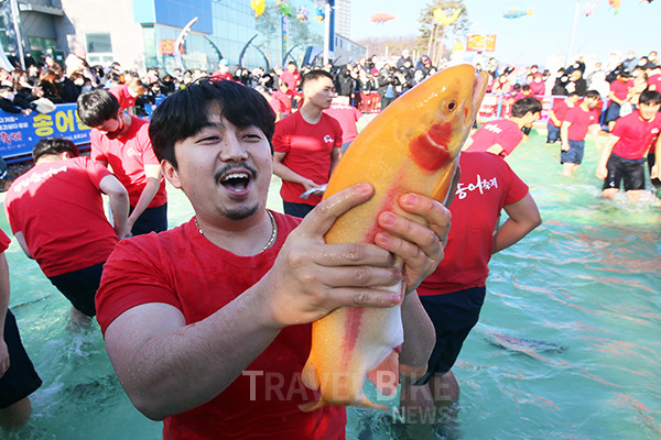 얼어붙은 강 위에서 송어를 낚아 올리고 맨손으로도 잡을 수 있는 평창송어축제가 강원도 평창군 진부 오대천 일원에서 오는 1월 28일까지 열린다. 사진/평창송어축제