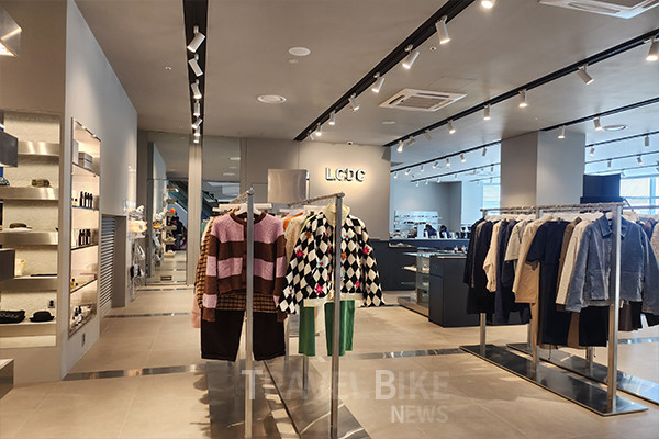 성수동 핫플레이스 복합문화공간 ‘LCDC’가 카페 이페메라와 손잡고 의류 및 잡화 쇼핑은 물론 라이프스타일을 즐길 수 있는 복합매장을 열었다. 사진/김효설 기자