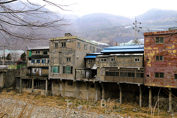 태백 철암탄광역사촌은 옛 탄광촌 주거 시설을 복원·보존한 생활사 박물관이다. 사진/한국관광공사