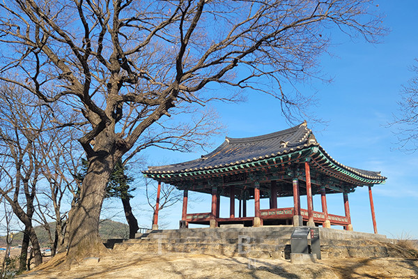 규암마을에 자리한 수북정(충남 문화재자료)은 백마강(금강)과 백제교가 한눈에 보이는 정자다. 사진/한국관광공사