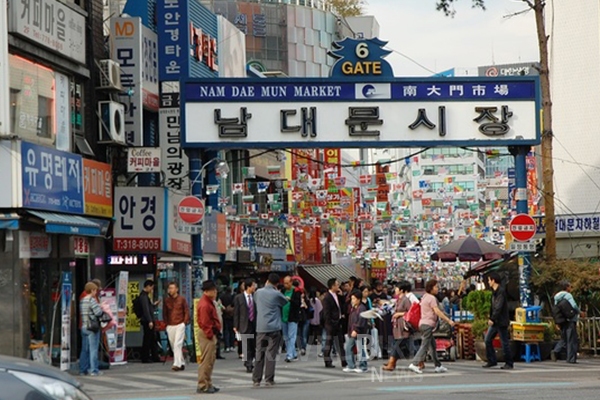 문화체육관광부는 전통시장을 외래 관광객이 즐겨 찾는 관광명소로 육성하기 위해 한국관광공사와 함께 2018년 대표 전통시장 20개를 선정해 발표했다. 사진/ 남대문시장