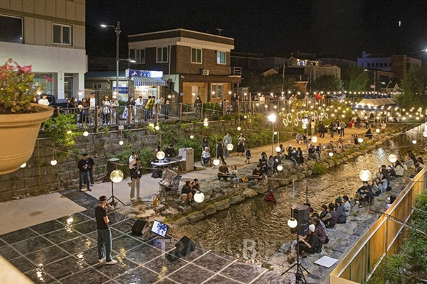 문화체육관광부는 한국관광공사와 함께 진행한 올해 야간관광 특화 도시에 공주·여수·성주가 선정됐다고 밝혔다. 공주 제민천. 사진/문화체육관광부