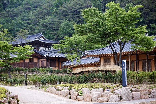 봄을 찾아 떠나는 여행지로 경북 안동의 고택 여행을 추천한다. 안동의 대표적인 고택 숙박 시설 ‘전통리조트 구름에’가 개관 10주년을 맞아 객실 새 단장 및 감사 프로모션을 진행한다. 사진/ 전통리조트 구름에