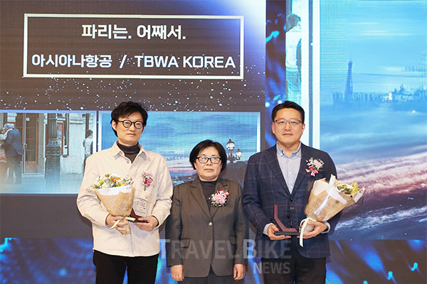 아시아나항공이 ‘소비자가 뽑은 좋은 광고상’을 수상했다. ‘좋은 광고상’ TV 부문에는「파리는 어째서」, 디지털 부문 상에는 「지구를 사랑한 비행」이 수상했다. 사진/아시아나항공